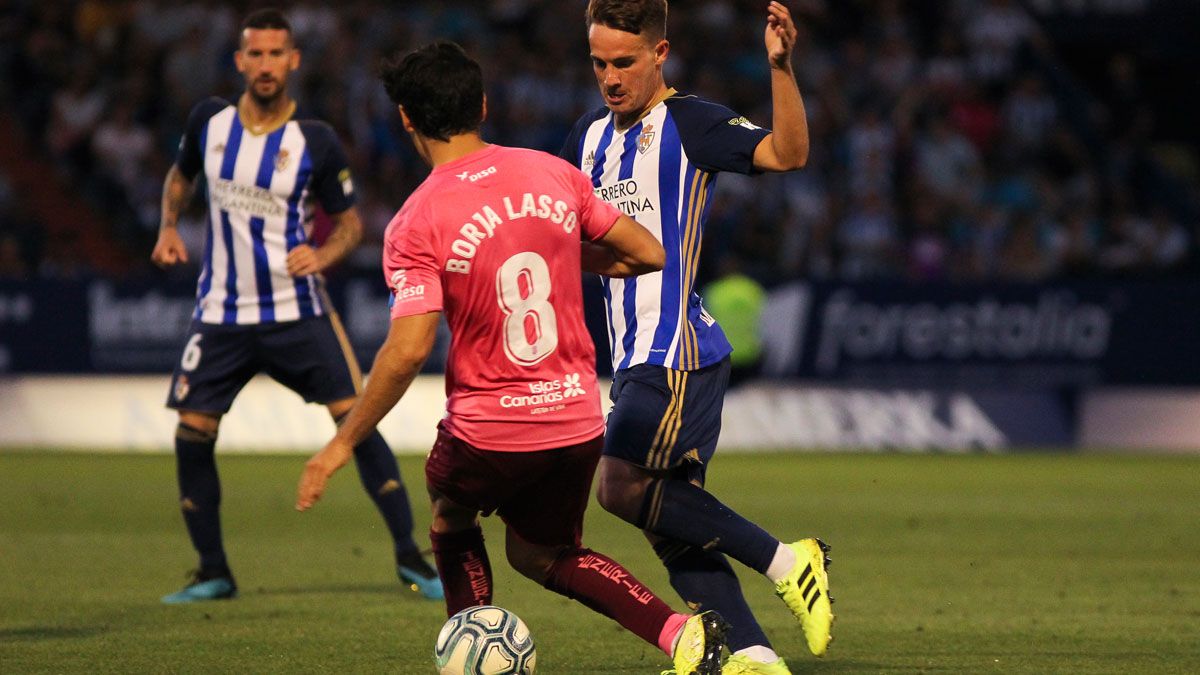 Larrea intenta zafarse de un defensor del Tenerife en El Toralín. | IRINA R.H.