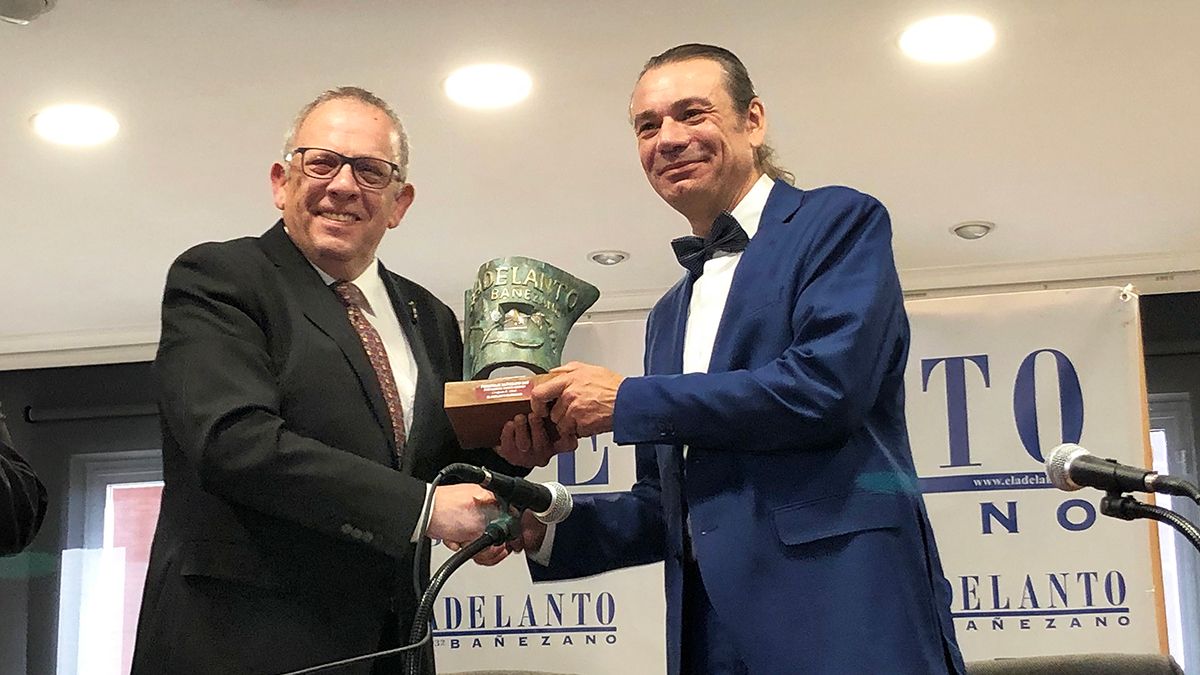 José Manuel Ramos recibió el galardón de manos de Tista Rubio. | ABAJO