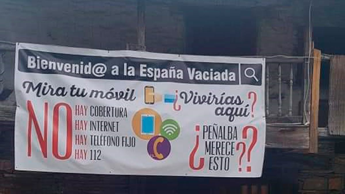 Pancarta que los vecinos de Peñalba han colocado a la entrada del pueblo para reivindicar conexiones.