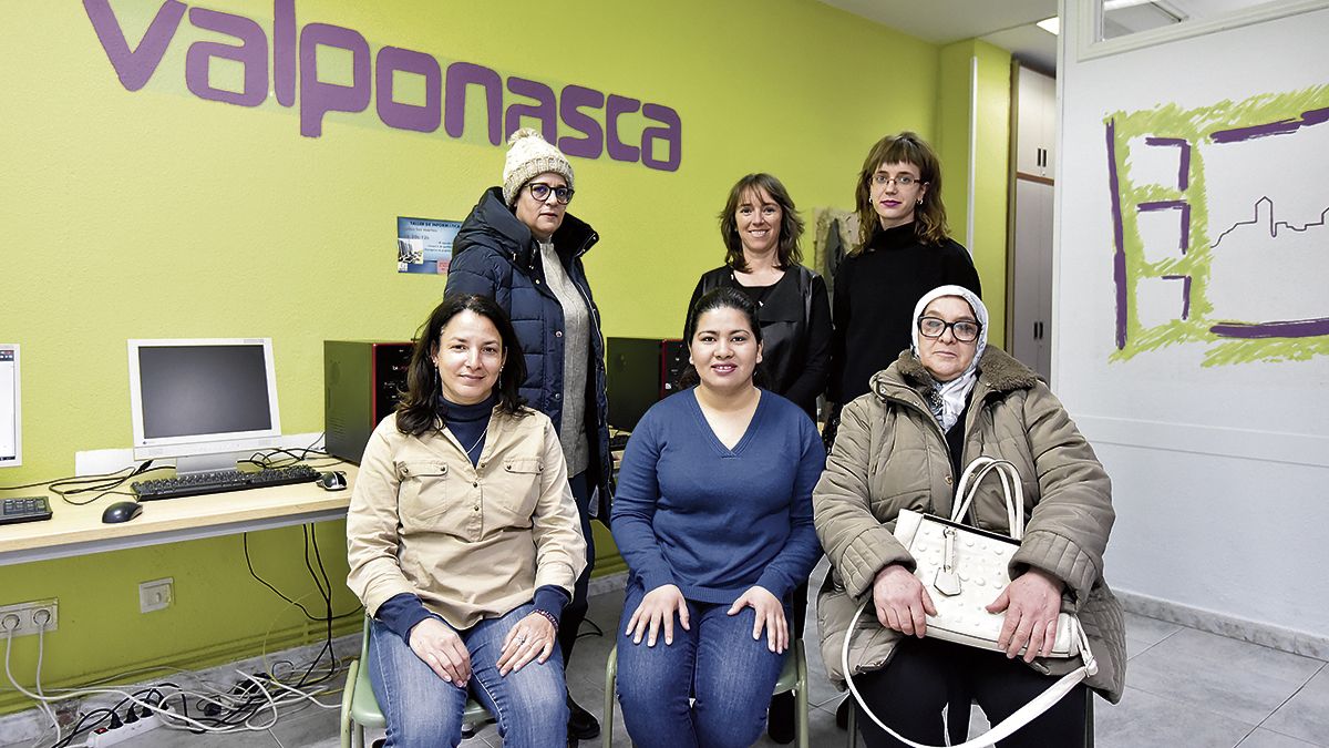 Cuatro usuarias del programa de mujeres extranjeras de Valponasca junto a la presidenta, Nuria Jerez, y la responsable del proyecto, Beatriz Fernández. | SAÚL ARÉN