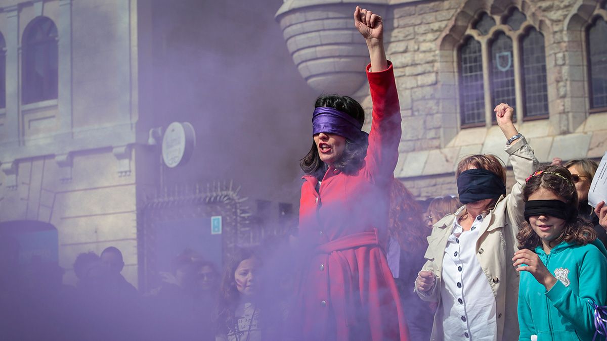 'Performance' de este domingo por la mañana ante Casa Botines. | ICAL