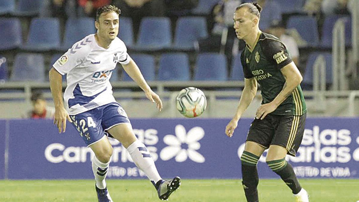 Son intenta controlar el balón ante la presión de Lasure. | LALIGA