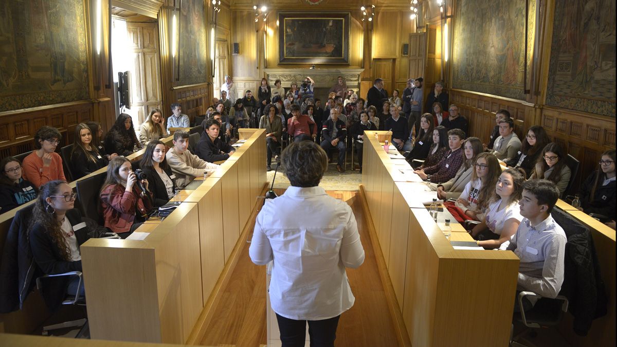 Un momento del acto celebrado este lunes en el salón de plenos del Palacio de los Guzmanes. | MAURICIO PEÑA