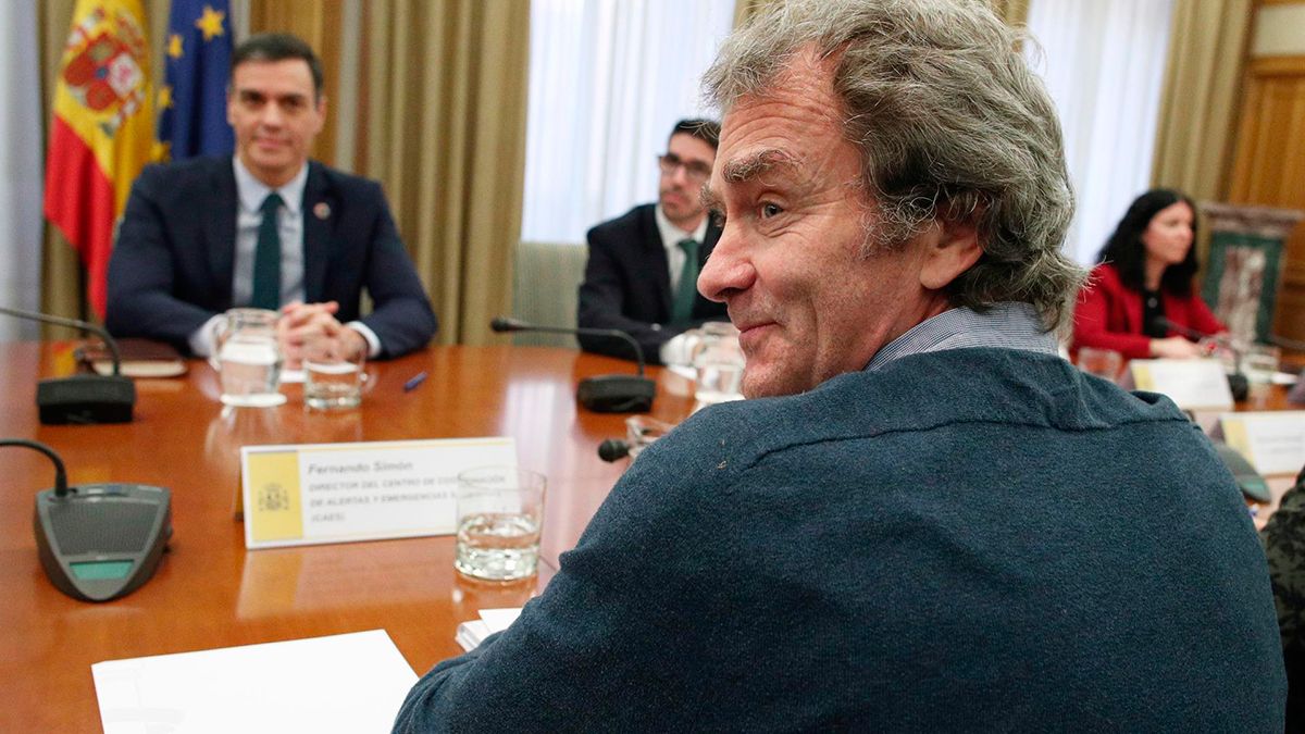 El ministro de Sanidad, Salvador Illa (i), el presidente del Gobierno, Pedro Sánchez (d), y el director del Centro de Coordinación y Alertas Sanitarias del Ministerio de Sanidad, Fernando Simón (de espaldas). | EP