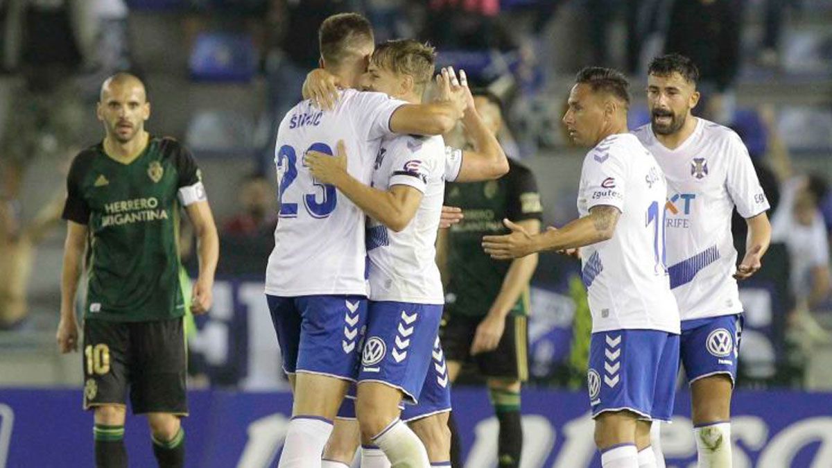 Yuri observa cómo celebran el gol los jugadores del Tenerife. | LA LIGA