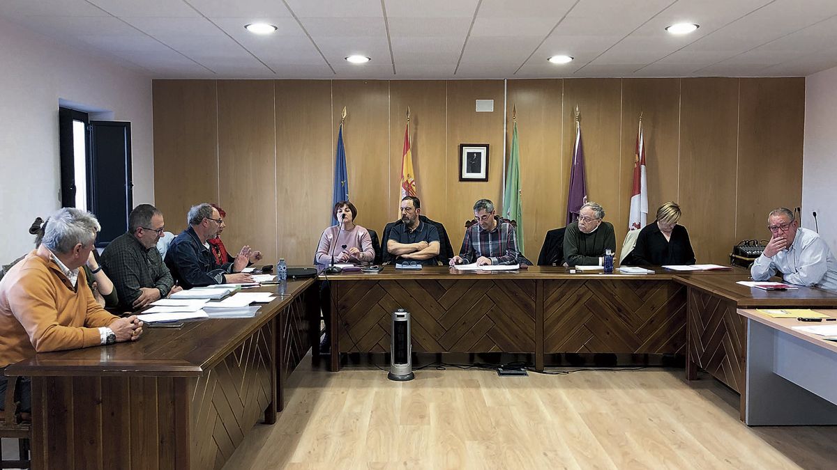 Un momento del pleno celebrado este lunes en el Ayuntamiento de Villarejo. | FERRERO