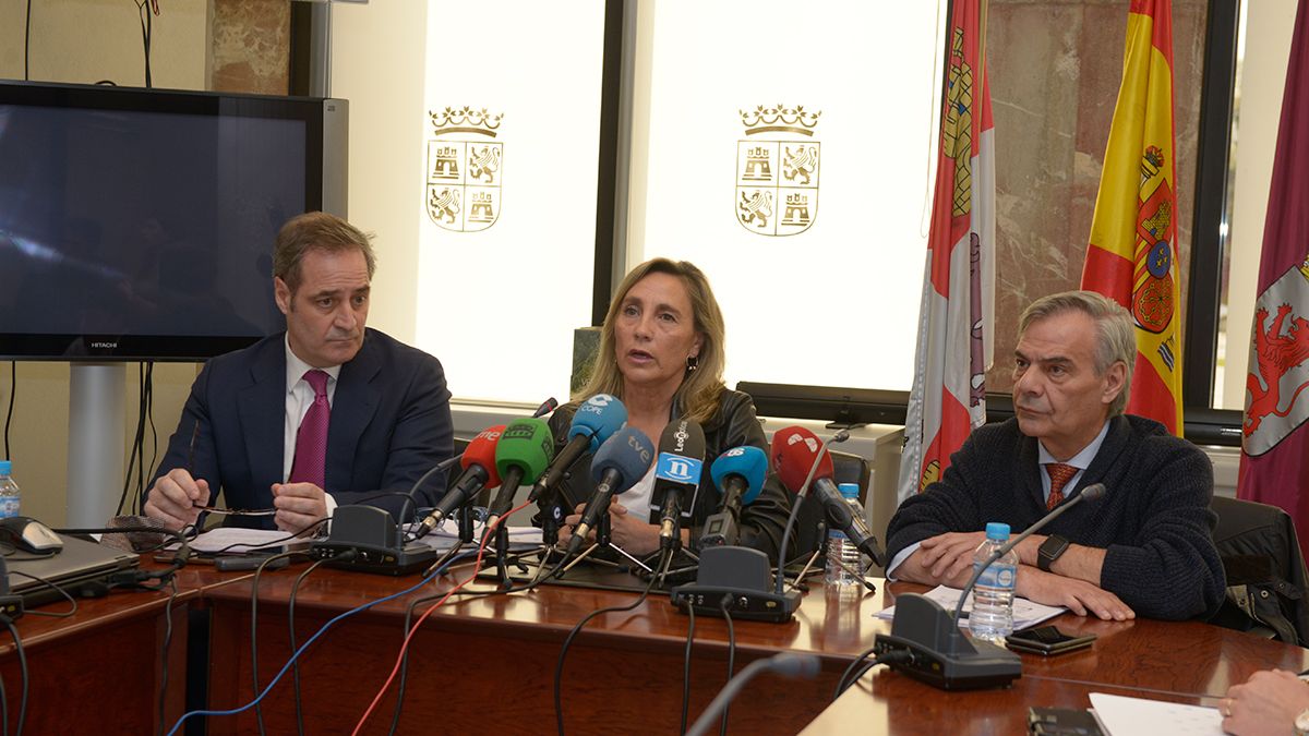 Alfonso Suárez, Concepción Domínguez y José Pedro Fernández Vázquez, este martes en la Delegación Territorial de la Junta. | MAURICIO PEÑA