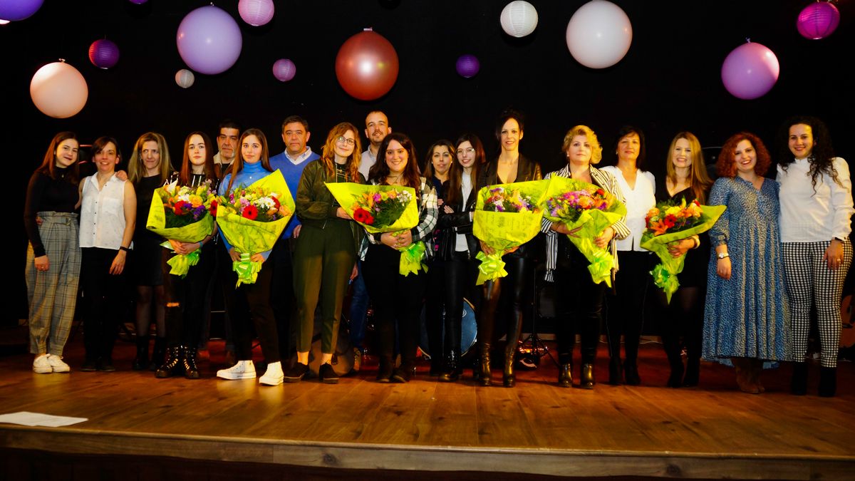 Fotografía de familia de las mujeres participantes tras finalizar el acto en La Robla. | L.N.C.