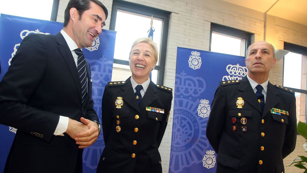 Juan Carlos Suárez Quiñones junto a los comisarios María Marcos y Anselmo de la Riva. | César Sánchez (Ical)