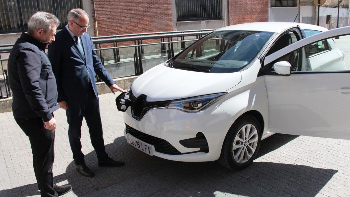 El alcalde, Olegario Ramón, observa el nuevo vehículo. | L.N.C.