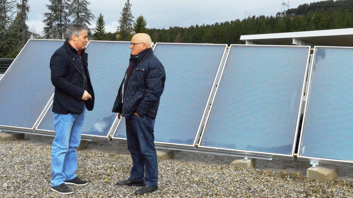 Responsables de la entidad, junto a las placas solares instaladas en Compostilla. Responsables de la entidad, junto a las placas solares instaladas en Compostilla.