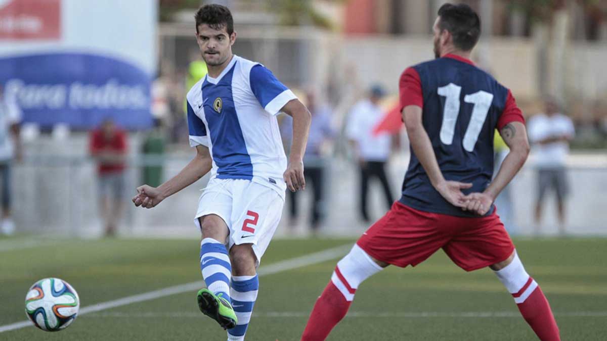 Aitor Nuñez da un pase jugando con el Hércules. | LA VERDAD