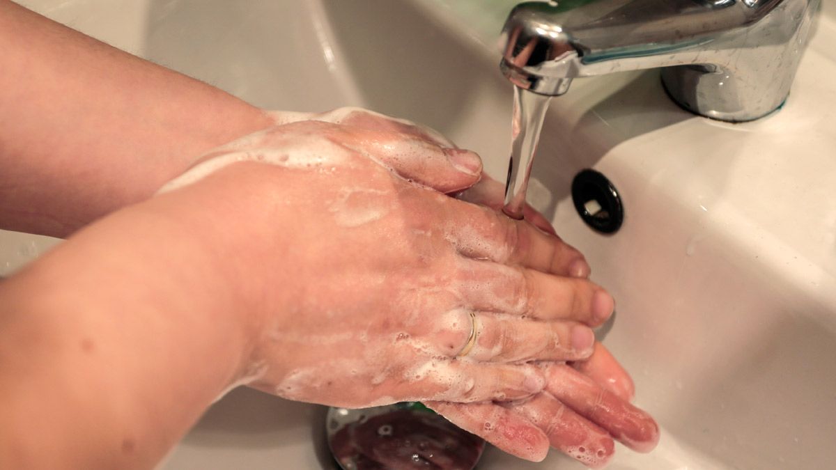 Lavar frecuentemente las manos es una de las recomendaciones. | ICAL