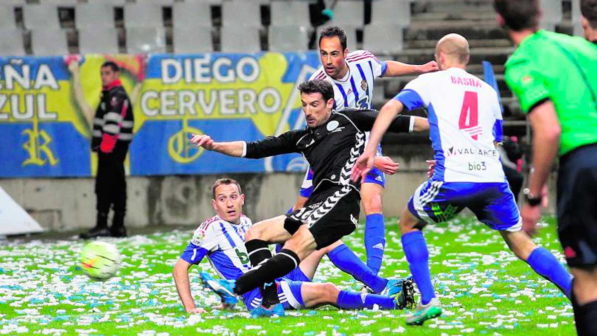 Toché dispara a puerta durante la última visita de la Ponferradina al Tartiere. | EL COMERCIO