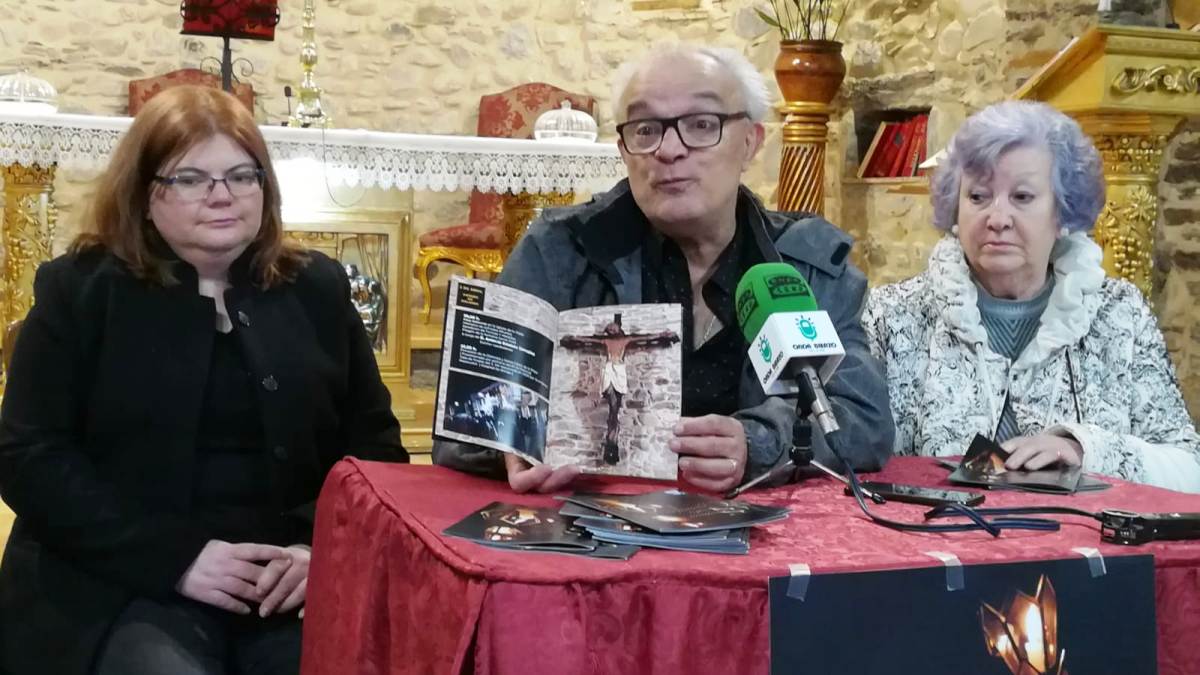 El párroco Jesús Álvarez, junto con las responsables de la cofradía Virgen de las Angustias. | D.M.