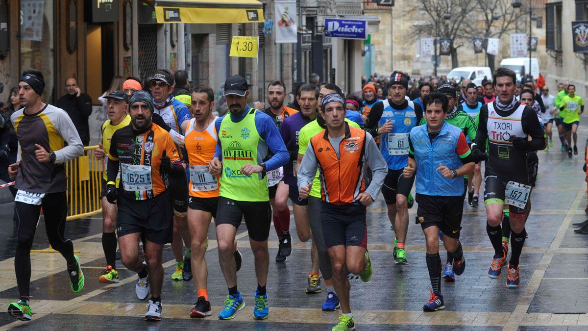 Los corredores, por la Calle Ancha en una edición de la Media. | DANIEL MARTIN