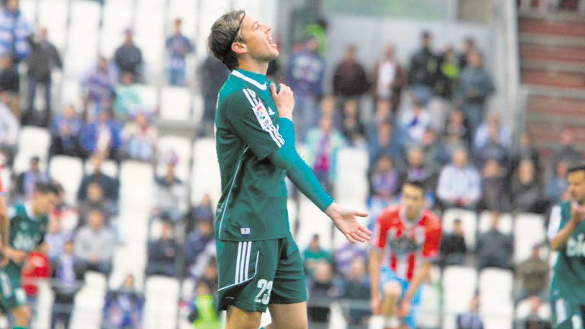 Javi Lara, este año en el Éibar, lamenta una ocasión perdida en el último partido de la Deportiva en Lugo. | CÉSAR SÁNCHEZ
