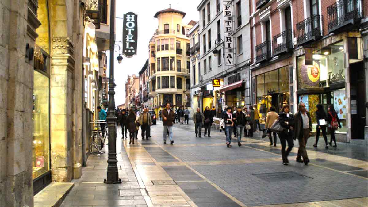 La calle Ancha es la ubicación habitual del músico Arty, que ameniza las tardes leonesas con su acordeón.