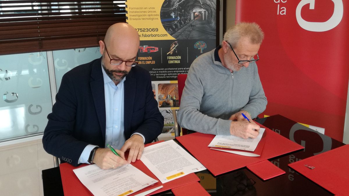 Firma del protocolo entre ambas entidades. Firma del protocolo entre ambas entidades.