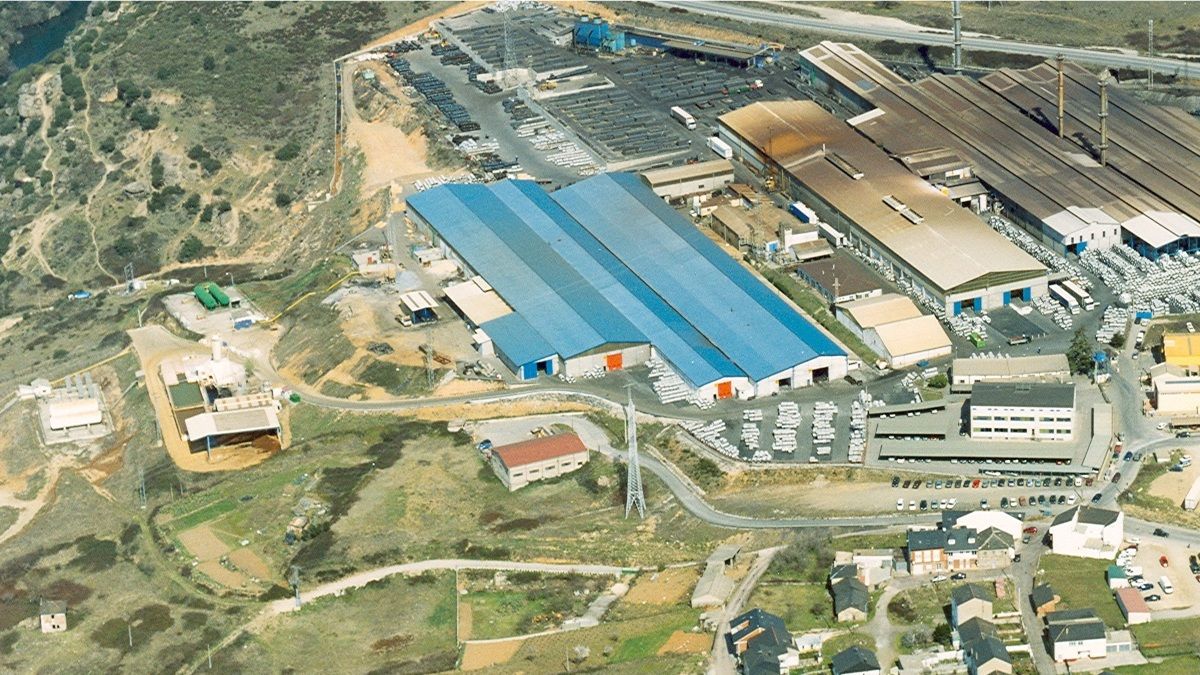 Vista aérea de la factoría acerera, en Santo Tomás de las Ollas, municipio de Ponferrada.