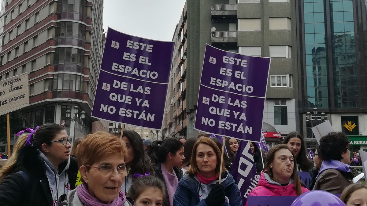 Espacio en la movilización del 8-M de Ponferrada dejado para las víctimas de violencia machista.