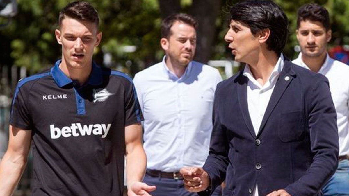 Sergio Fernández, a la derecha, durante un entrenamiento del Alavés. | SPORT
