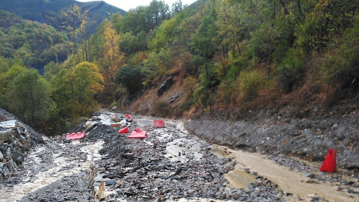 Una imagen de uno de los  derrumbes con las lluvias que cortó temporalmente el acceso a Peñalba |  C.S. (Ical)