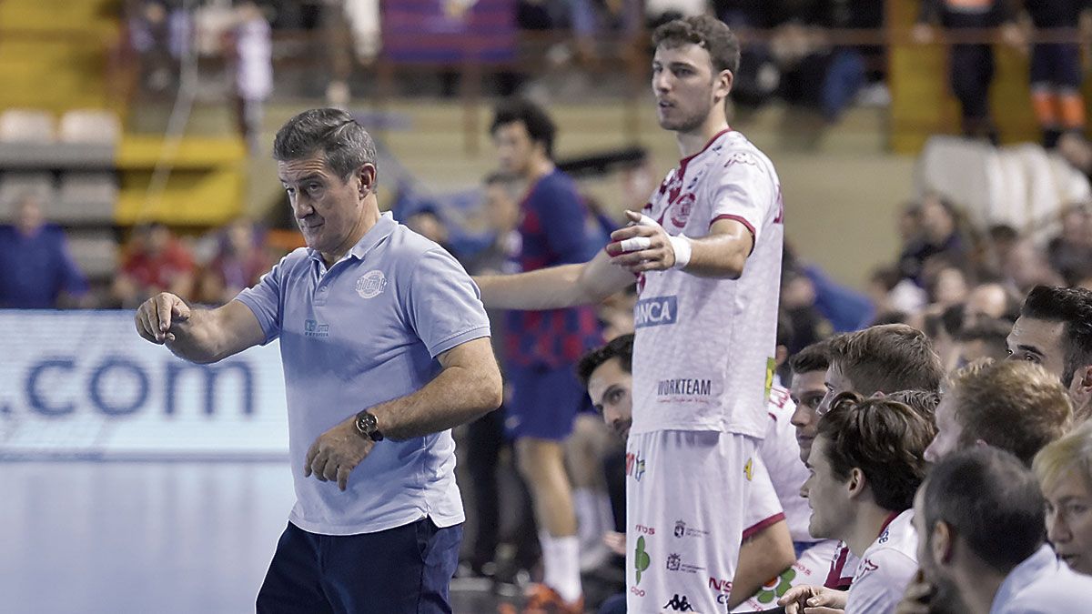 Manolo Cadenas, entrenador del Abanca Ademar. | SAÚL ARÉN