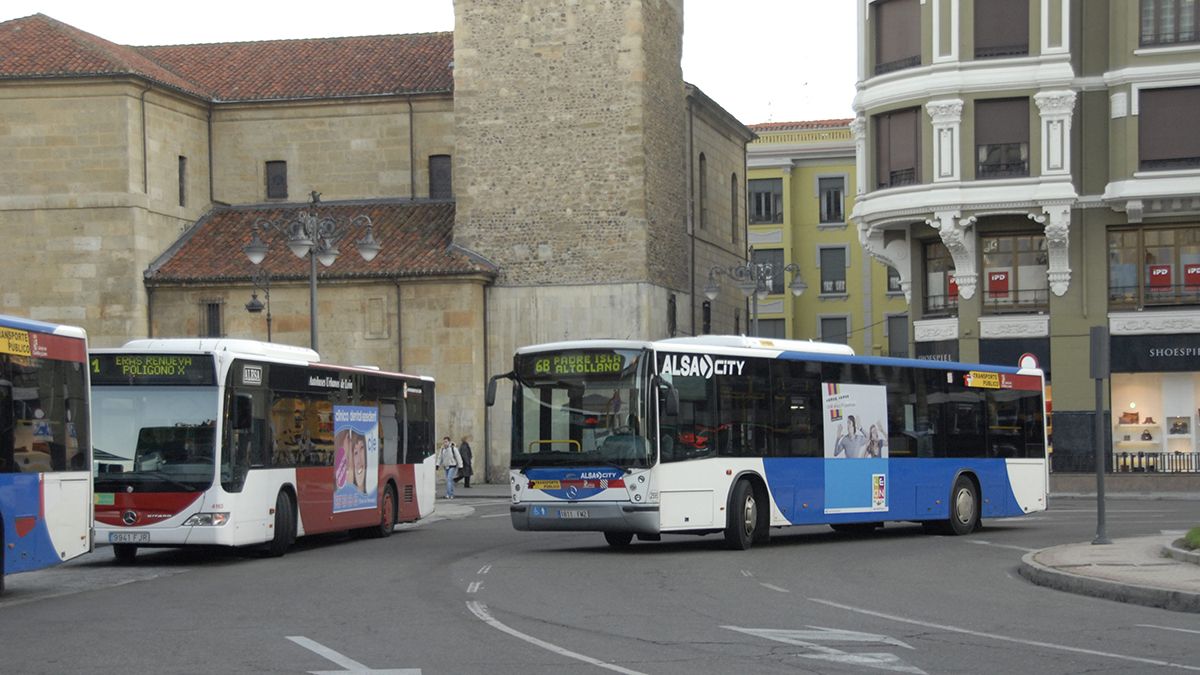 Buses urbanos en Santo Domingo en una imagen de archivo. | MAURICIO PEÑA