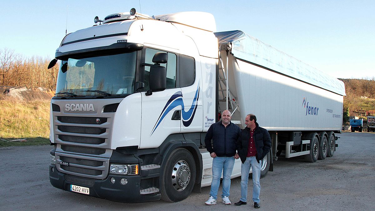 Iván Sánchez y José Félix Fernández, junto a su camión. | ICAL