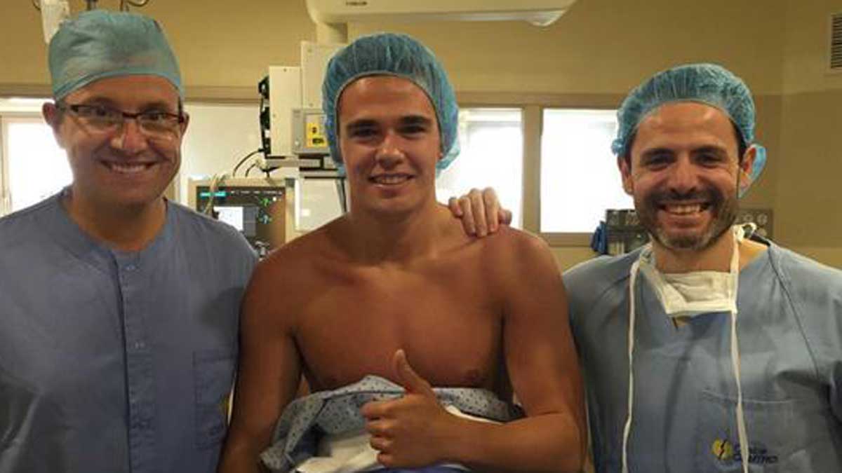 Mario, junto a sus doctores tras terminar la operación. | L.N.C.