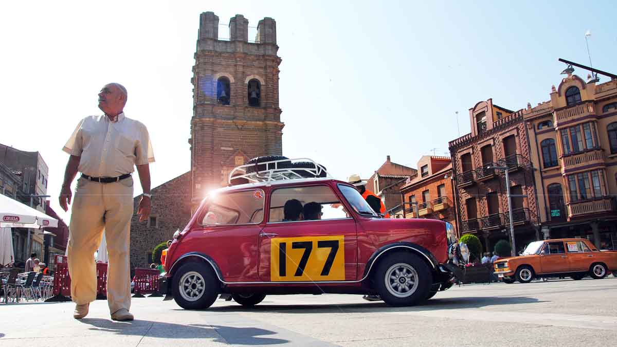 El Mini fabricado en 1973 y conducido por Luis Muñiz fue uno de los vehículos que más llamó ayer la atención de los bañezanos. | ABAJO
