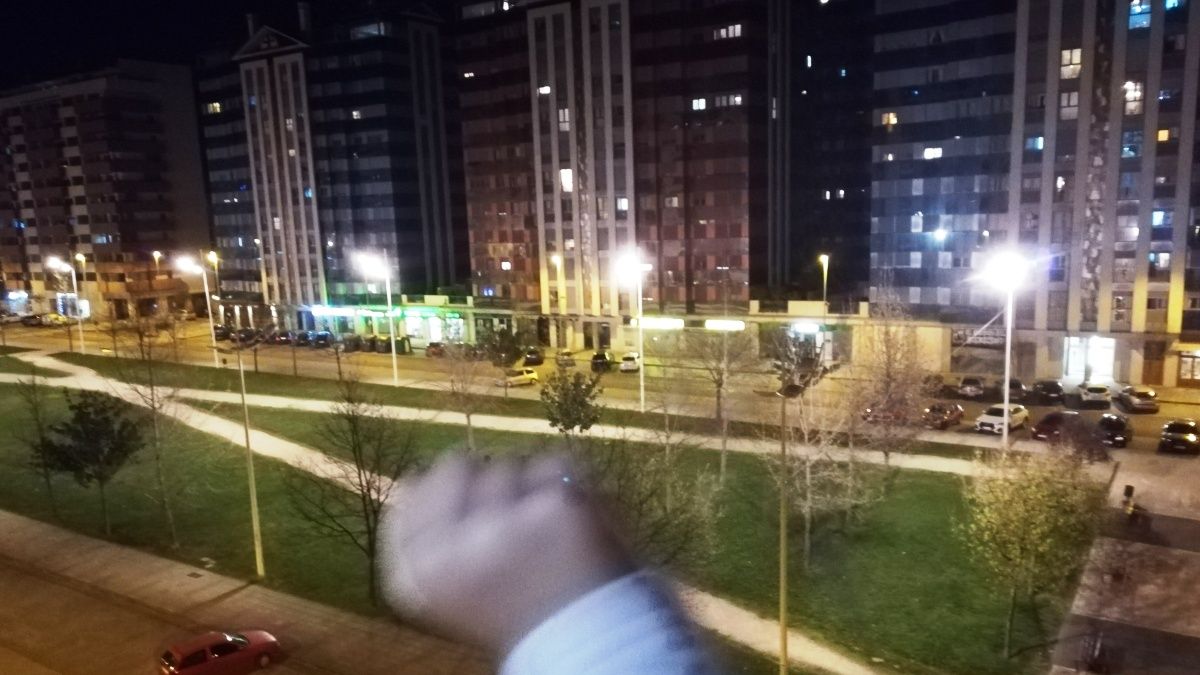 El bulevar de La Rosaleda, vacío, pero escenario de una pequeña fiesta desde los balcones. | D.M.