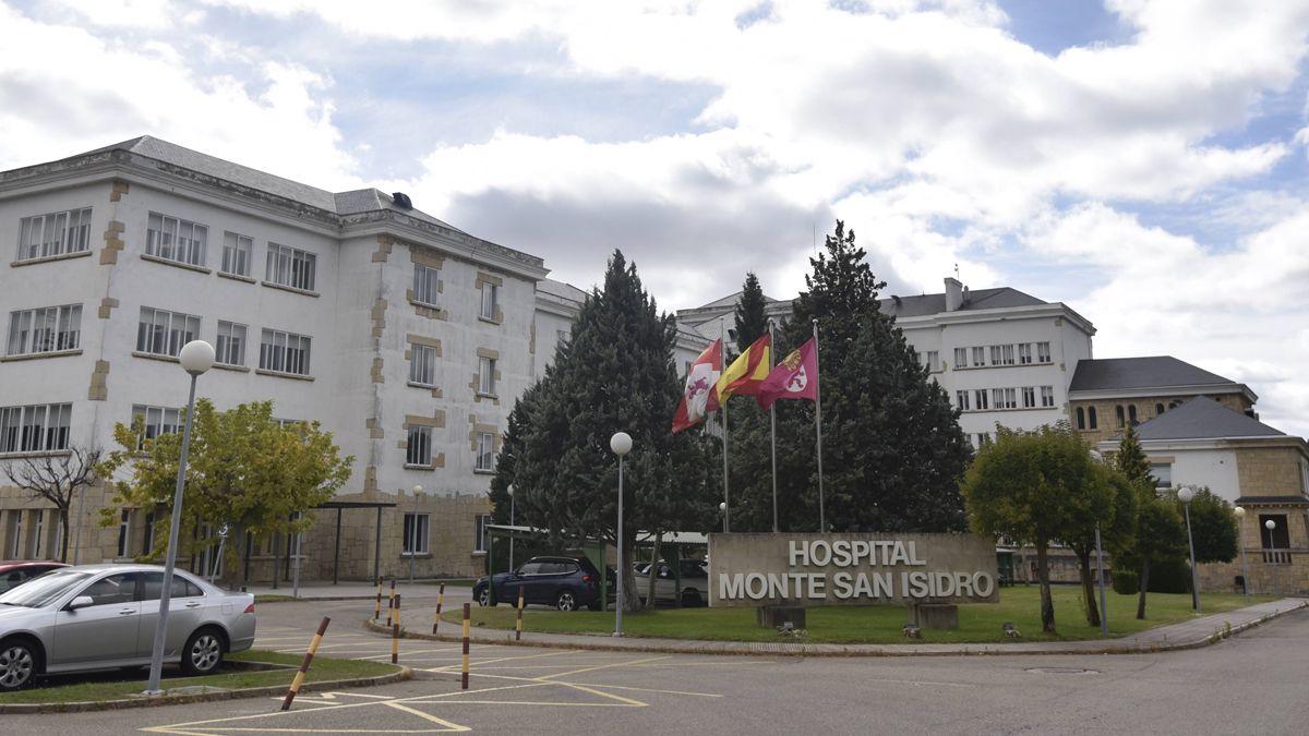 El Hospital Monte San Isidro recibió este martes los primeros cuatro pacientes desde el Hospital de León. | SAÚL ARÉN