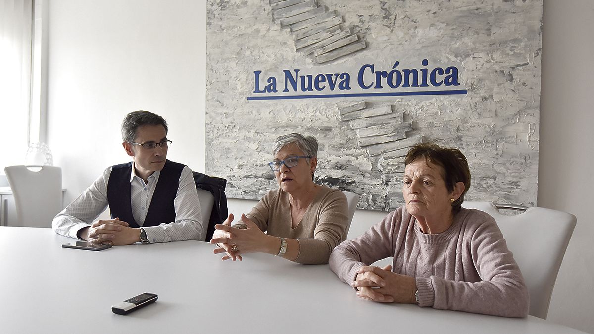 Emilio Álvarez, María Joaquina Álvarez y Delfina González días atrás en La Nueva Crónica. | SAÚL ARÉN