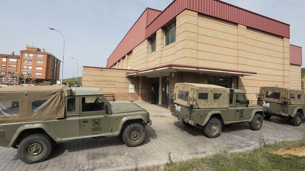 Vehículos del Ejército de Tierra aparcados ante el Pabellón San Esteban de León. | ICAL