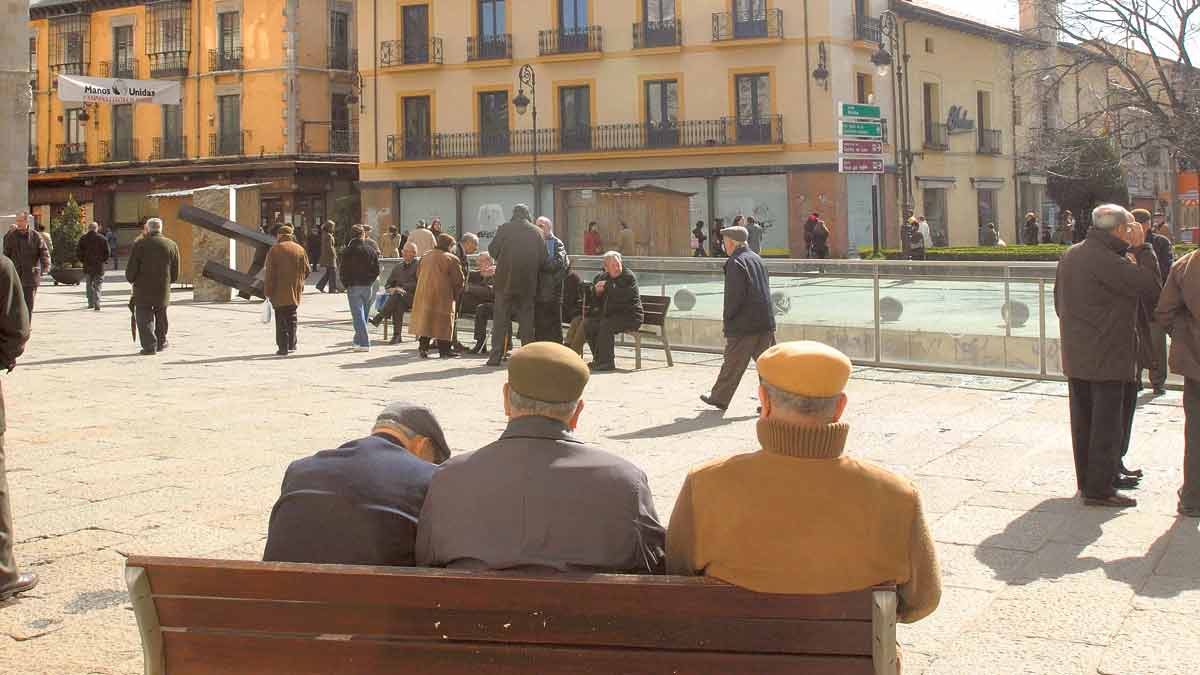 Tres jubilados en un banco de la Plaza de Botines en una imagen de archivo. | MAURICIO PEÑA