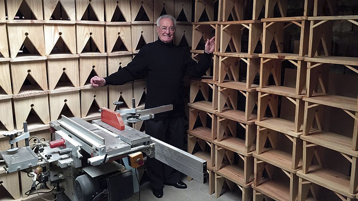 Nicasio García en su taller de Orzonaga rodeado de las sillas que cambiaba por besos. | TERESA CANCELO
