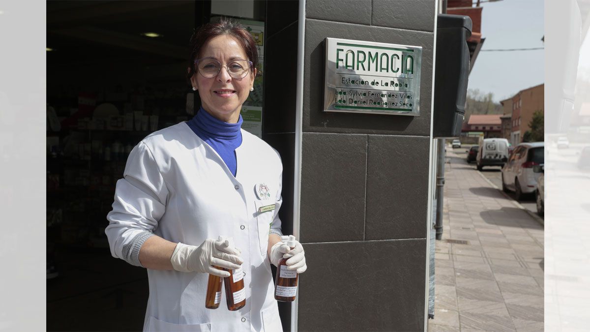 La farmacéutica Silvia Fernández ante la farmacia. | ICAL