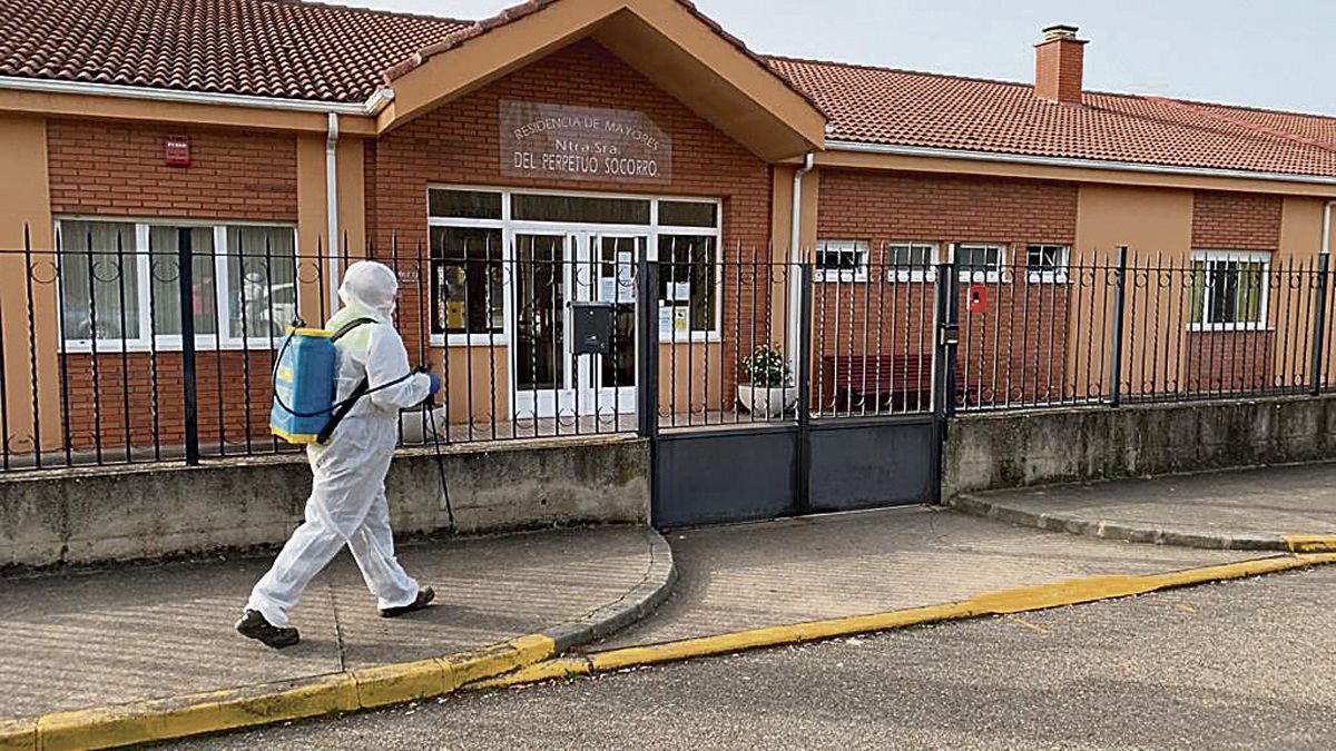 Un momento de los trabajos de desinfección en la residencia de Veguellina.