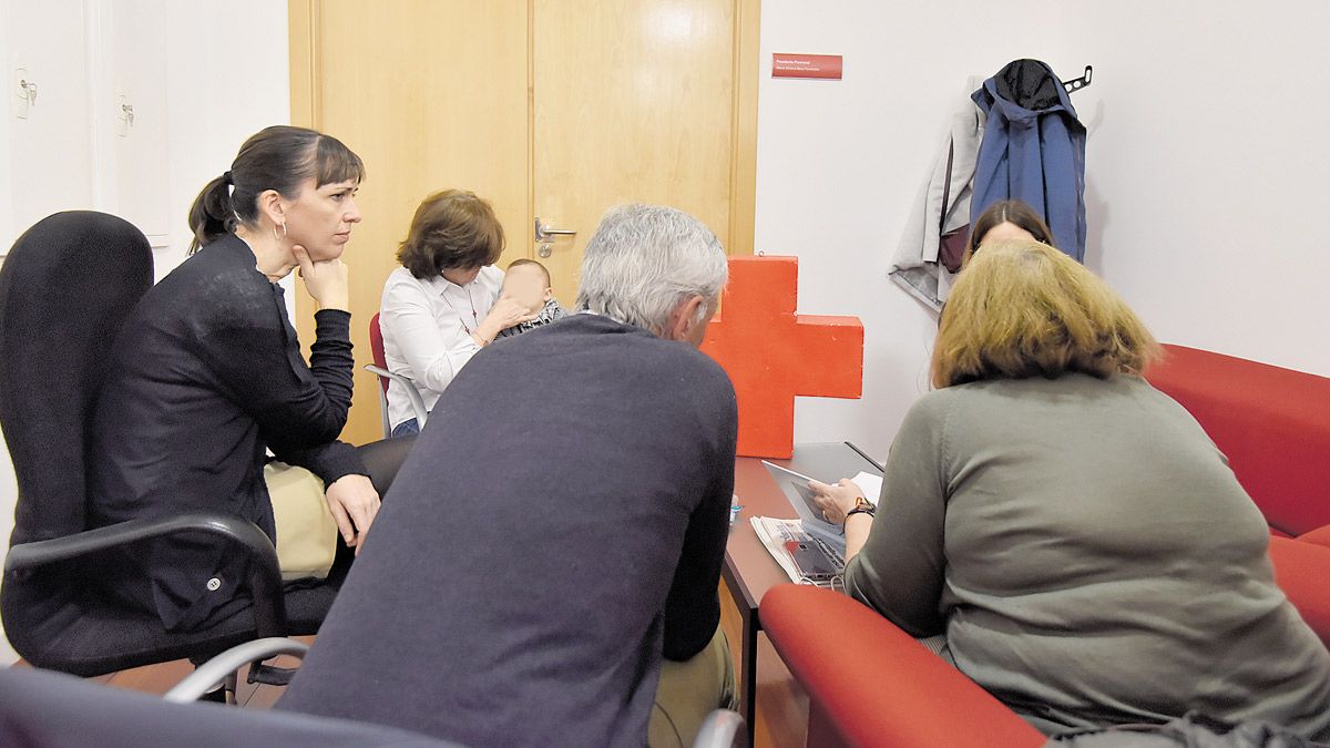 Las familias de acogida cuenta con el apoyo continuo de las técnicas de Cruz Roja para resolver los problemas que puedan surgir. | SAÚL ARÉN