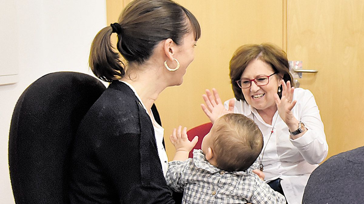 Olga y Camino, de Cruz Roja, junto al niño acogido por Susana y Enrique. | SAÚL ARÉN