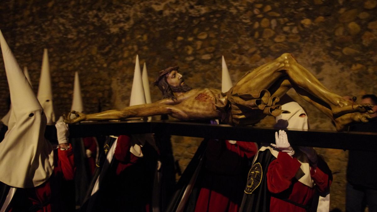 El Via Crucis de las Siete Palabras por la muralla es una de las imágenes icónicas de nuestras procesiones. | L.N.C. El Via Crucis de las Siete Palabras por la muralla es una de las imágenes icónicas de nuestras procesiones. | L.N.C.