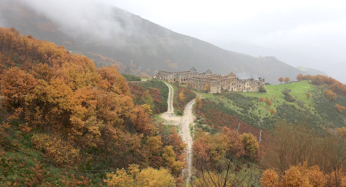 Imagen de la Peña do Seo, en la que se puede contemplar los restos del poblado minero ya abandonado y en ruinas. | CÉSAR SÁNCHEZ (ICAL)