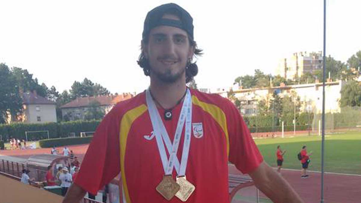 Daniel Pérez, con sus dos medallas y la bandera de León. | L.N.C. Daniel Pérez, con sus dos medallas y la bandera de León. | L.N.C.