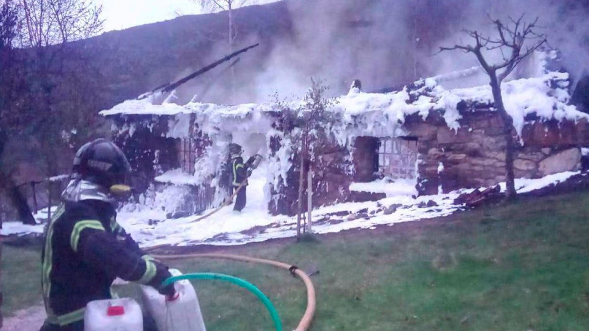 Trabajos de extinción en la palloza siniestrada. | A.P.