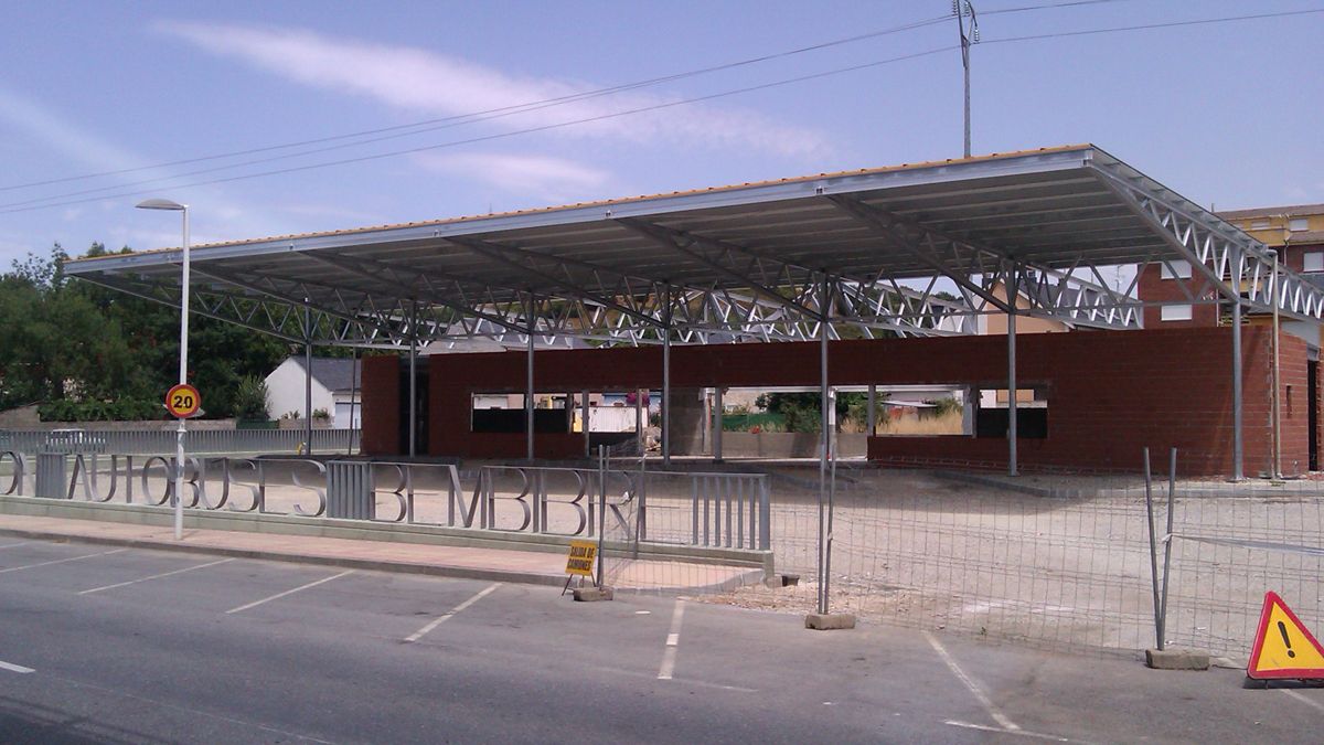 Obras de la nueva estación de autobuses de Bembibre. | ROBERTO ASENSIO
