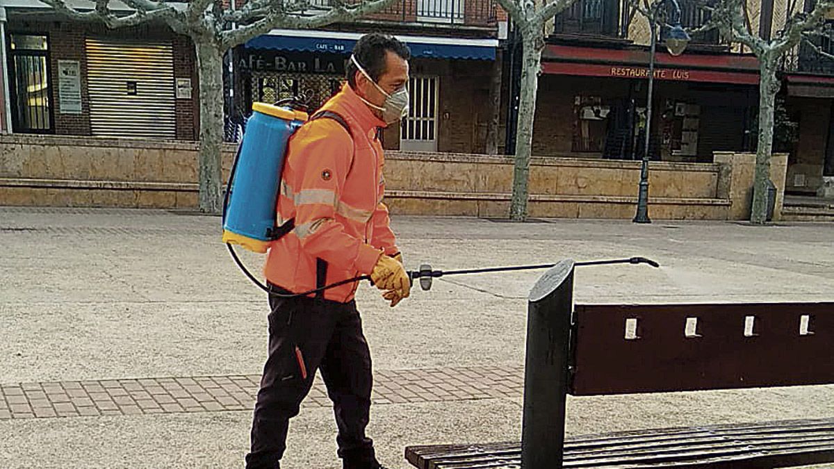 Labores de desinfección en zonas públicas de Sahagún. | L.N.C.