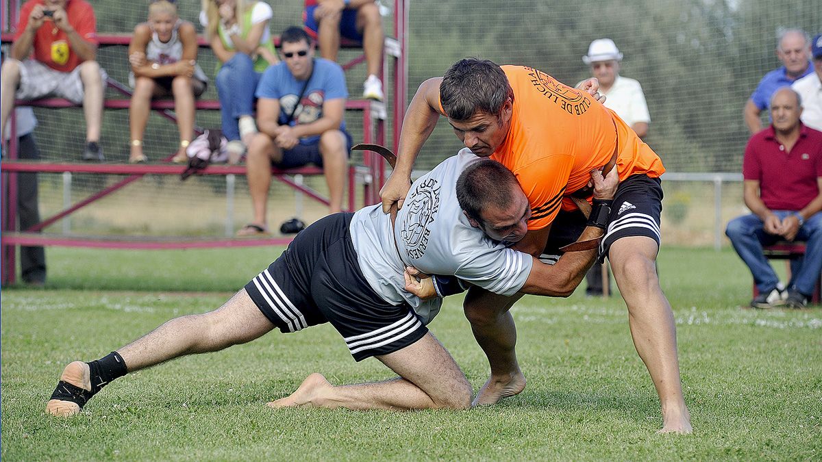 Un instante del corro celebrado en Villaquilambre. | DANIEL MARTIN