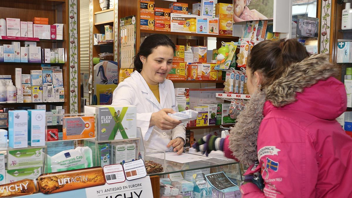 Farmacéutica dispensando medicamentos. | ICAL